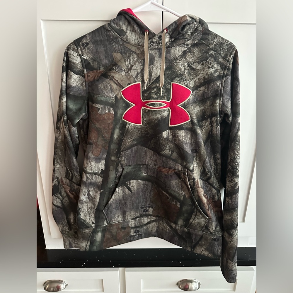 Under Armour Mossy Oak Camo Hoodie with Pink Accents Size S‎ Gently Worn